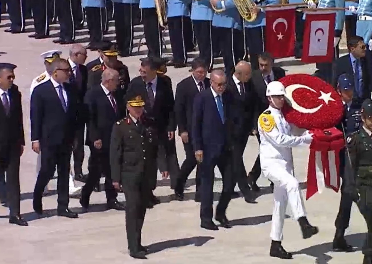 YAŞ toplantısı öncesi Cumhurbaşkanı Erdoğan'dan Anıtkabir'de önemli mesajlar: Bölgemizi kan deryasına çevirmek isteyenlere fırsat vermeyeceğiz