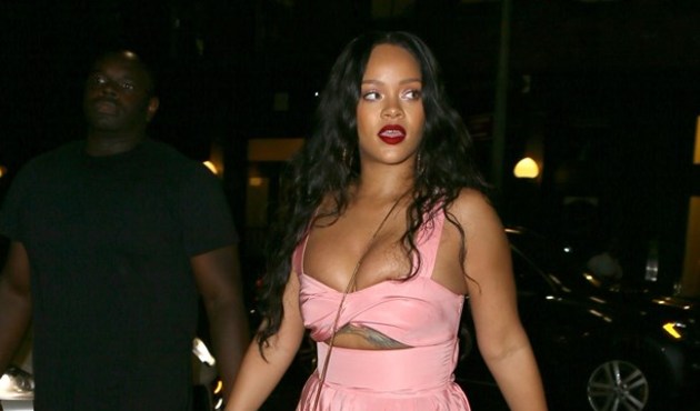 Rihanna şimdi de pembelere büründü!