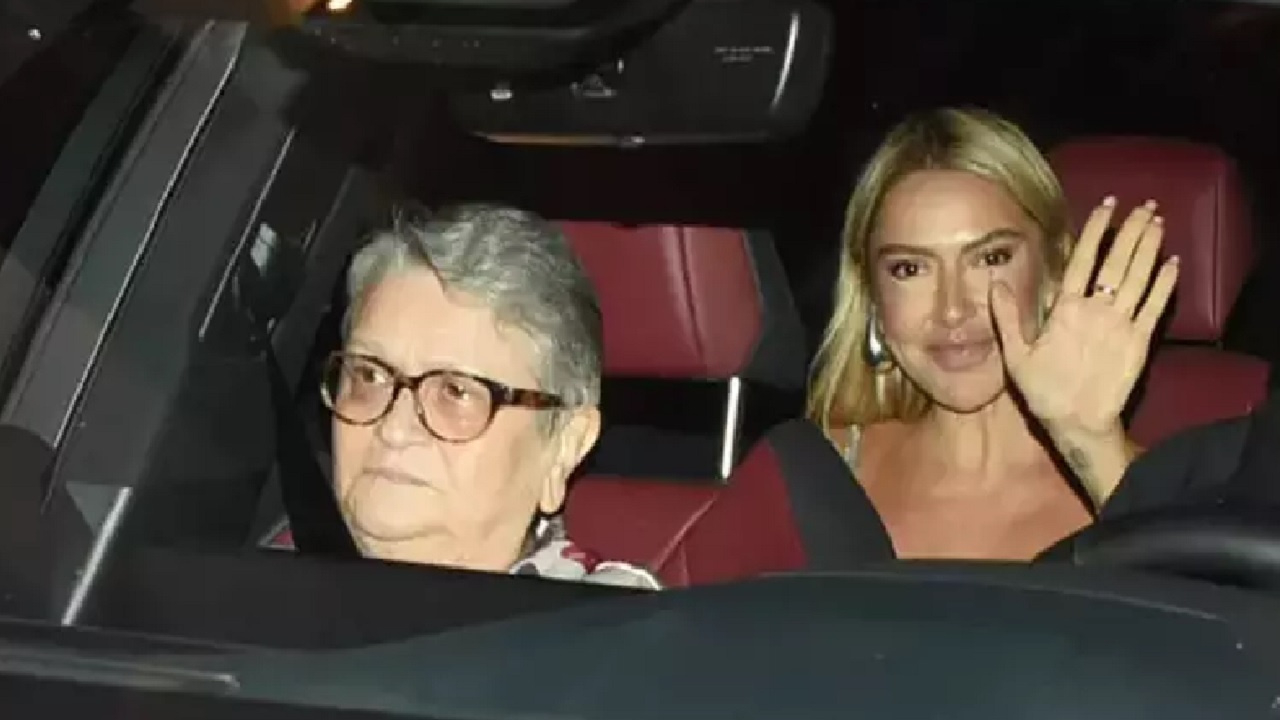Lüks aracı dikkat çekti! Başarılı şarkıcı Hadise kız kardeşinin doğum gününü kutladı! Annesi ile kol kola mekandan çıktı...