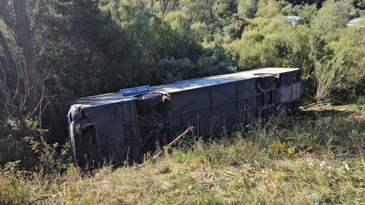 Erzincan'da yolcu otobüsü devrildi! 14 yaralı var...
