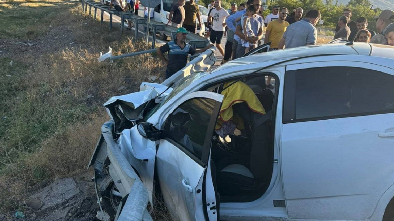 Erzincan’da iki otomobilin çarpıştığı kazada 8 kişi yaralandı
