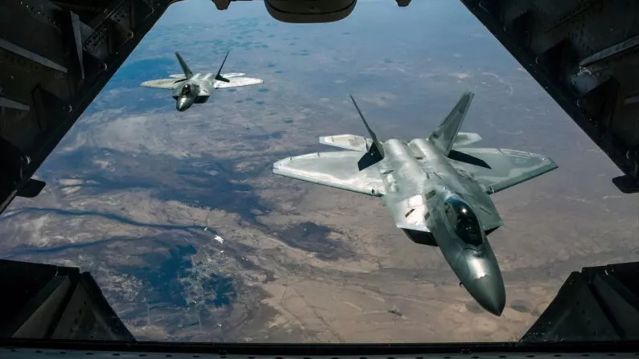 İsrail'in uşağı ABD, F-22 savaş uçaklarını Orta Doğu'ya konuşlandırdı!