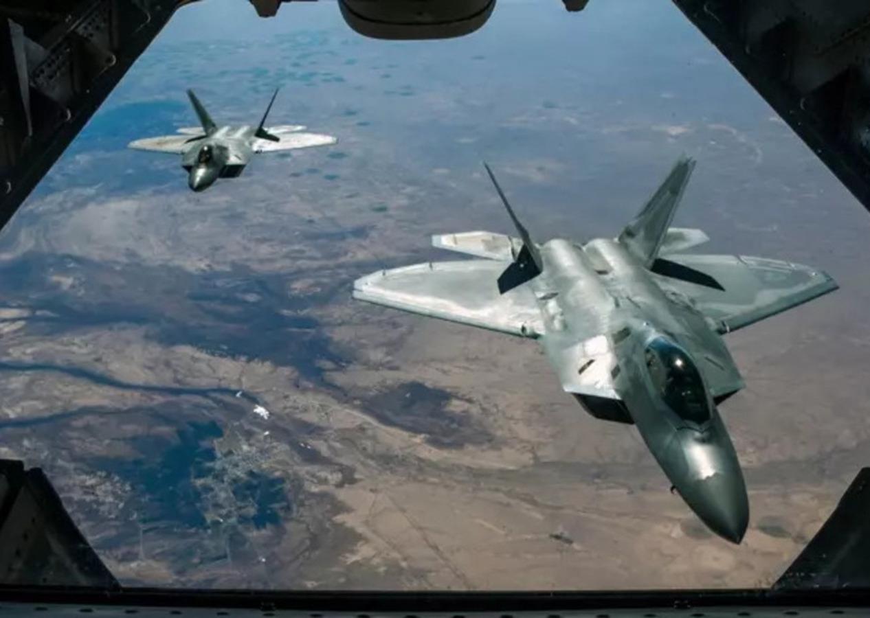 İsrail'in uşağı ABD, F-22 savaş uçaklarını Orta Doğu'ya konuşlandırdı!