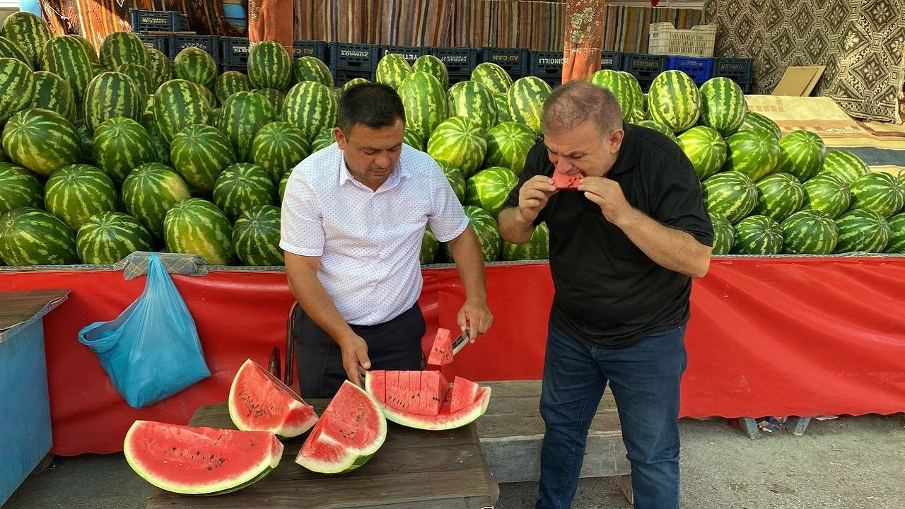 Tokat'ta çiftçinin verimi yüksek çıkınca 17 ton karpuzu ücretsiz dağıttı