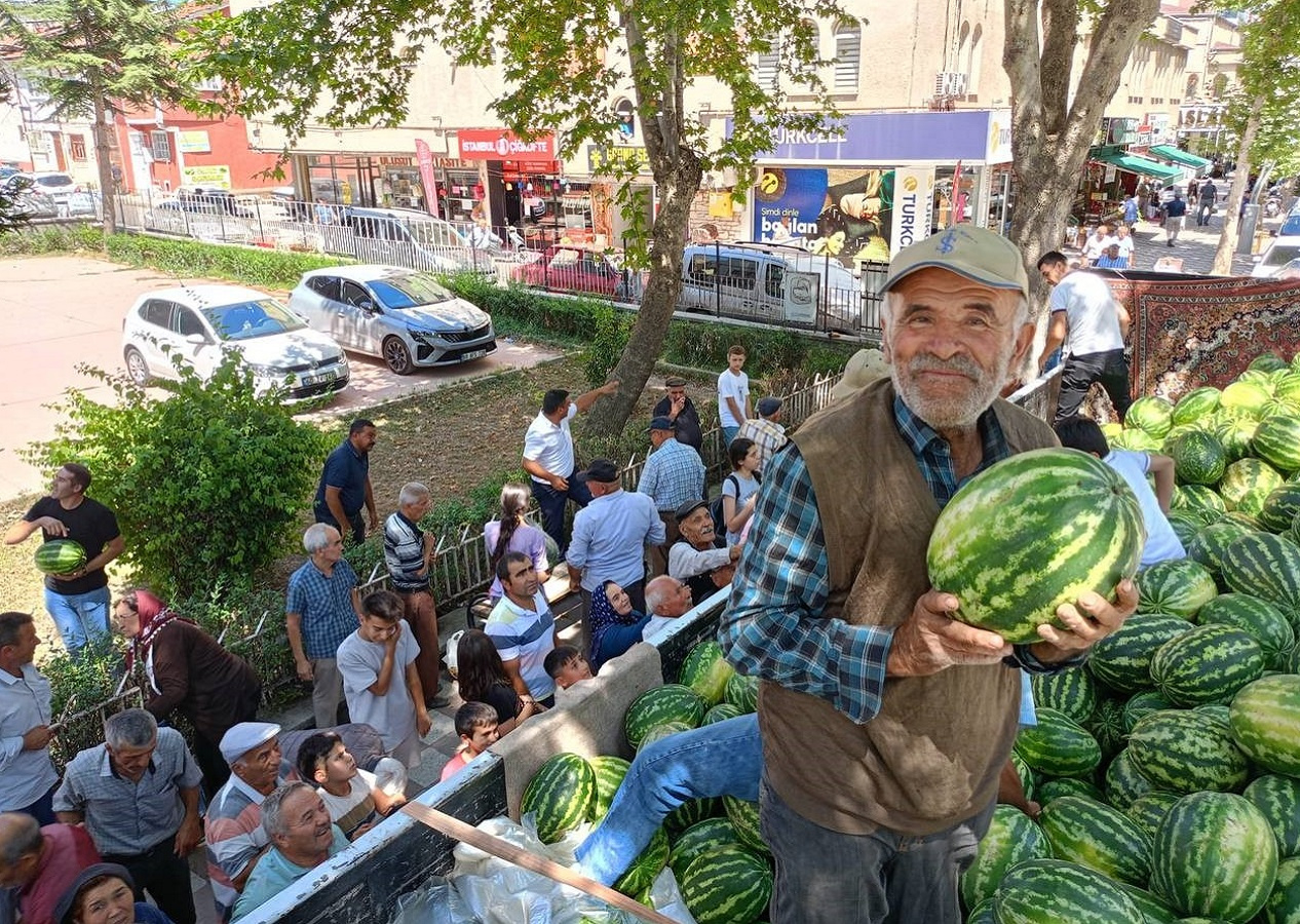 Tokat'ta çiftçinin verimi yüksek çıkınca 17 ton karpuzu ücretsiz dağıttı