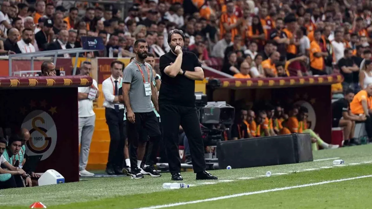 Özhan Palut'tan çarpıcı açıklamalar: Böyle bir penaltıyla evimize dönmek canımızı acıtıyor!
