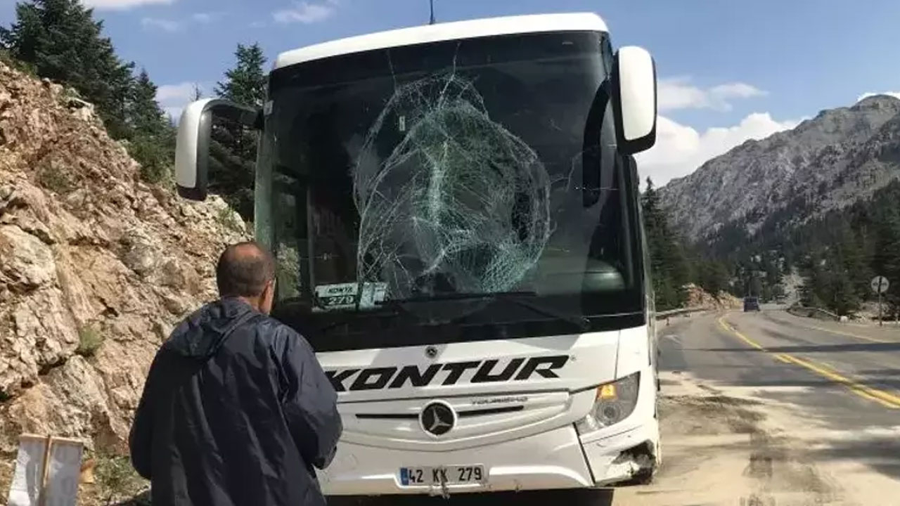 Yolcu otobüsü bariyerlere çarptı kaza ucuz atlatıldı