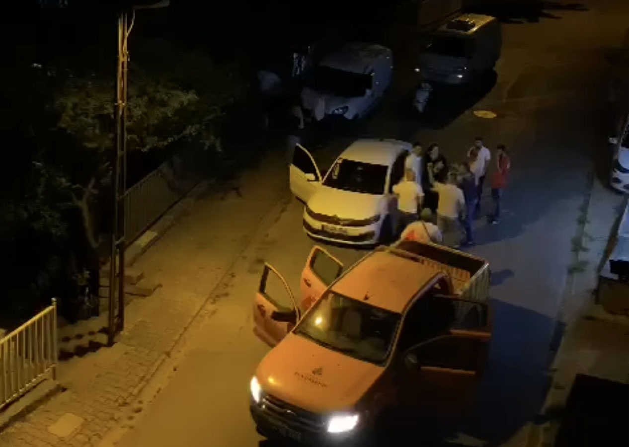 Ümraniye'de yol bakım aracıyla yol kesip, otomobil sürücüsünü darbettiler!