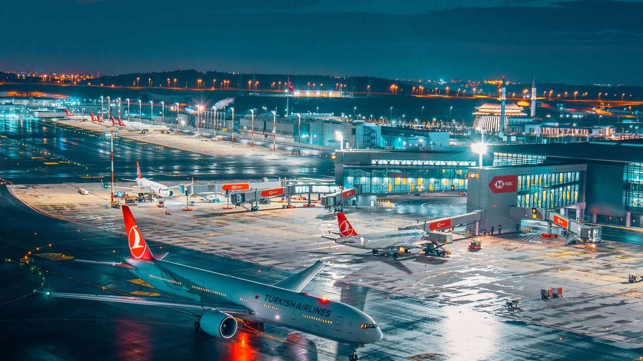 Kargo uçağında arıza meydana geldi ikinci denemesinde iniş yapabildi