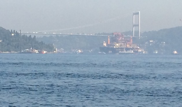 İstanbul Boğazı'ndan dev petrol platformu geçti!