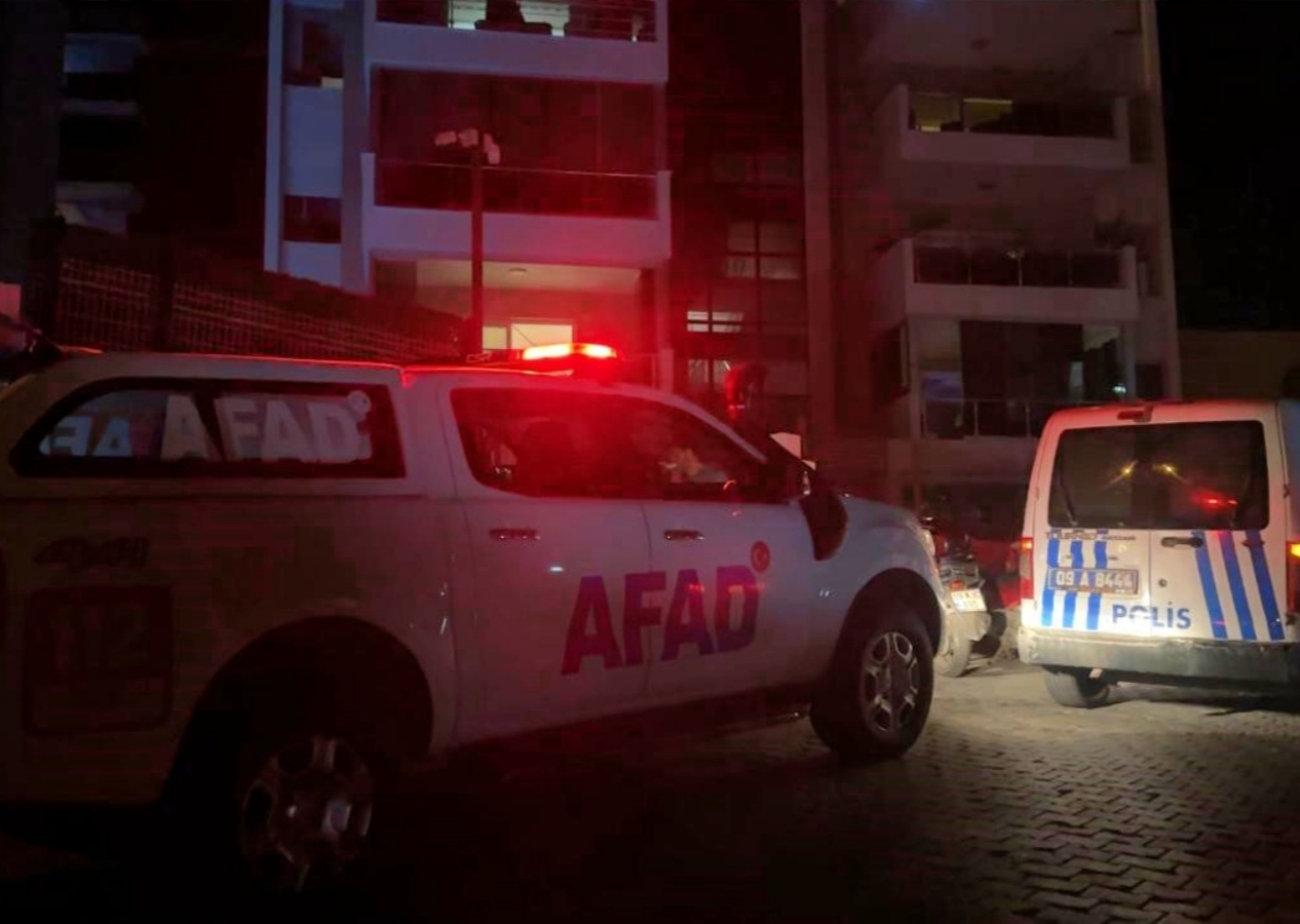 Kuşadası'nda muska paniği... Boynundaki muskayı merak edip açtı! 3 kişi hastanelik oldu!