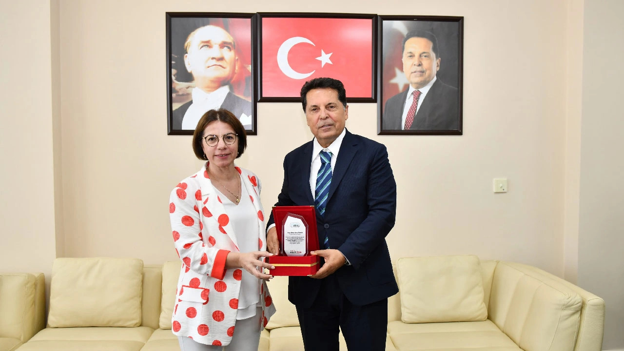 CHP'li Esenyurt Belediye Başkanı Ahmet Özer'den tepki çeken hareket: Atatürk'ün yanına kendi fotoğrafını astı!
