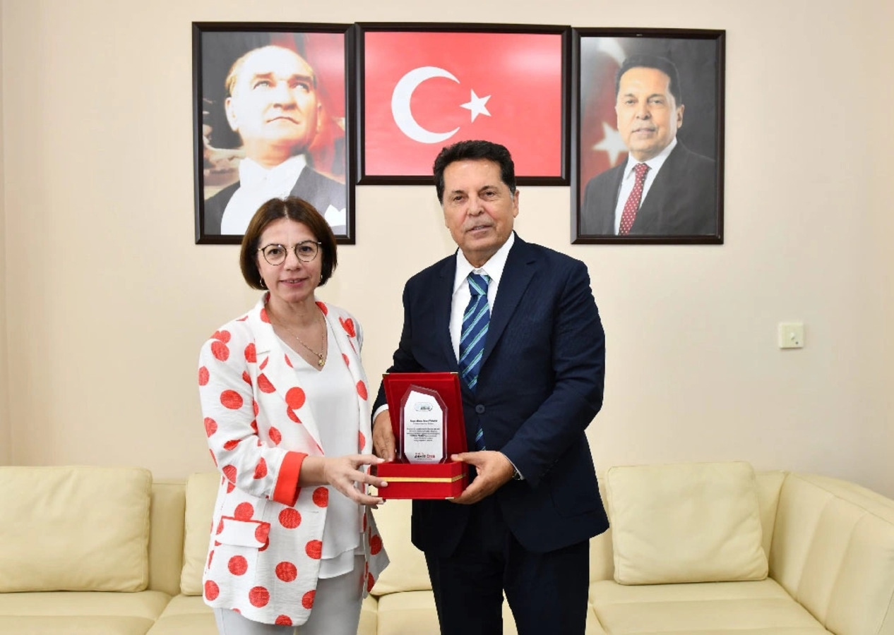 CHP'li Esenyurt Belediye Başkanı Ahmet Özer'den tepki çeken hareket: Atatürk'ün yanına kendi fotoğrafını astı!