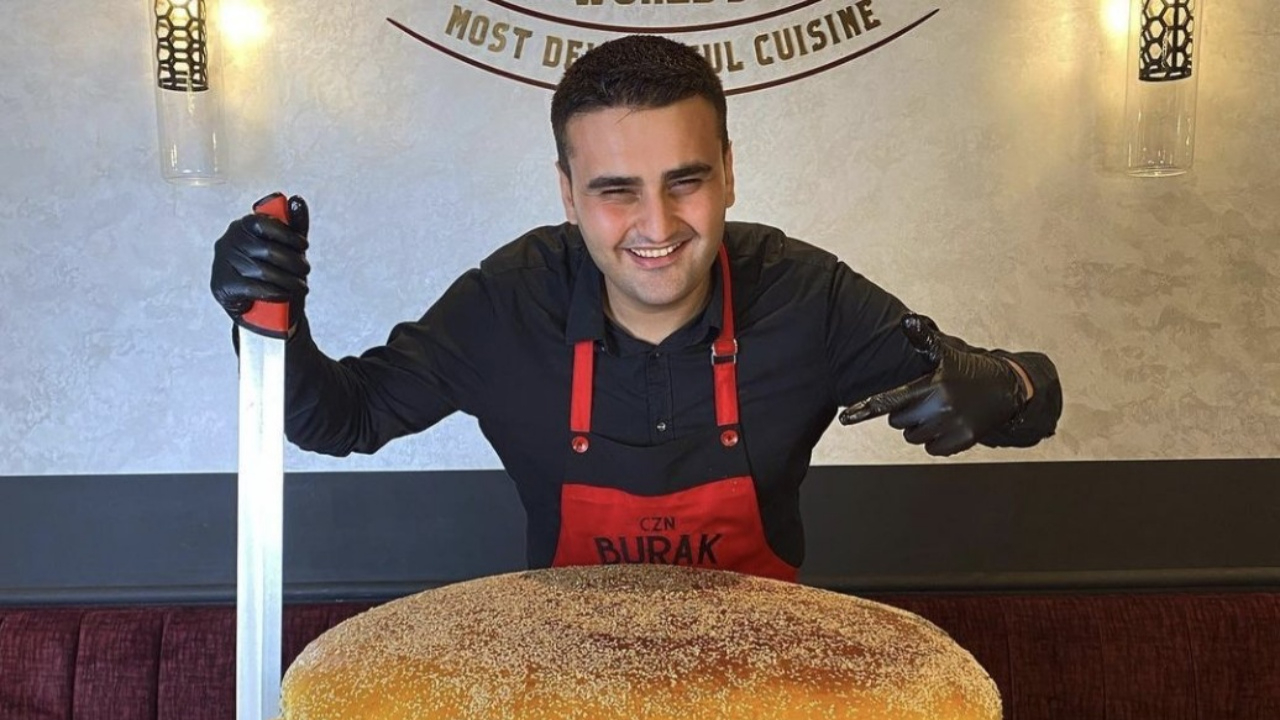 Kabarık hesap, yüksek servis ücreti! CZN Burak'ın restoranındaki servis ücreti isyan ettirdi