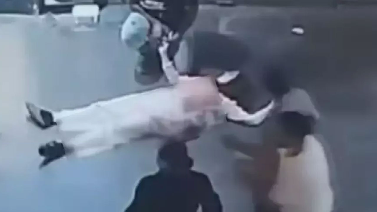 Küçükçekmece'de korkunç olay! Boşanma aşamasındaki eşini sokak ortasında bıçakladı