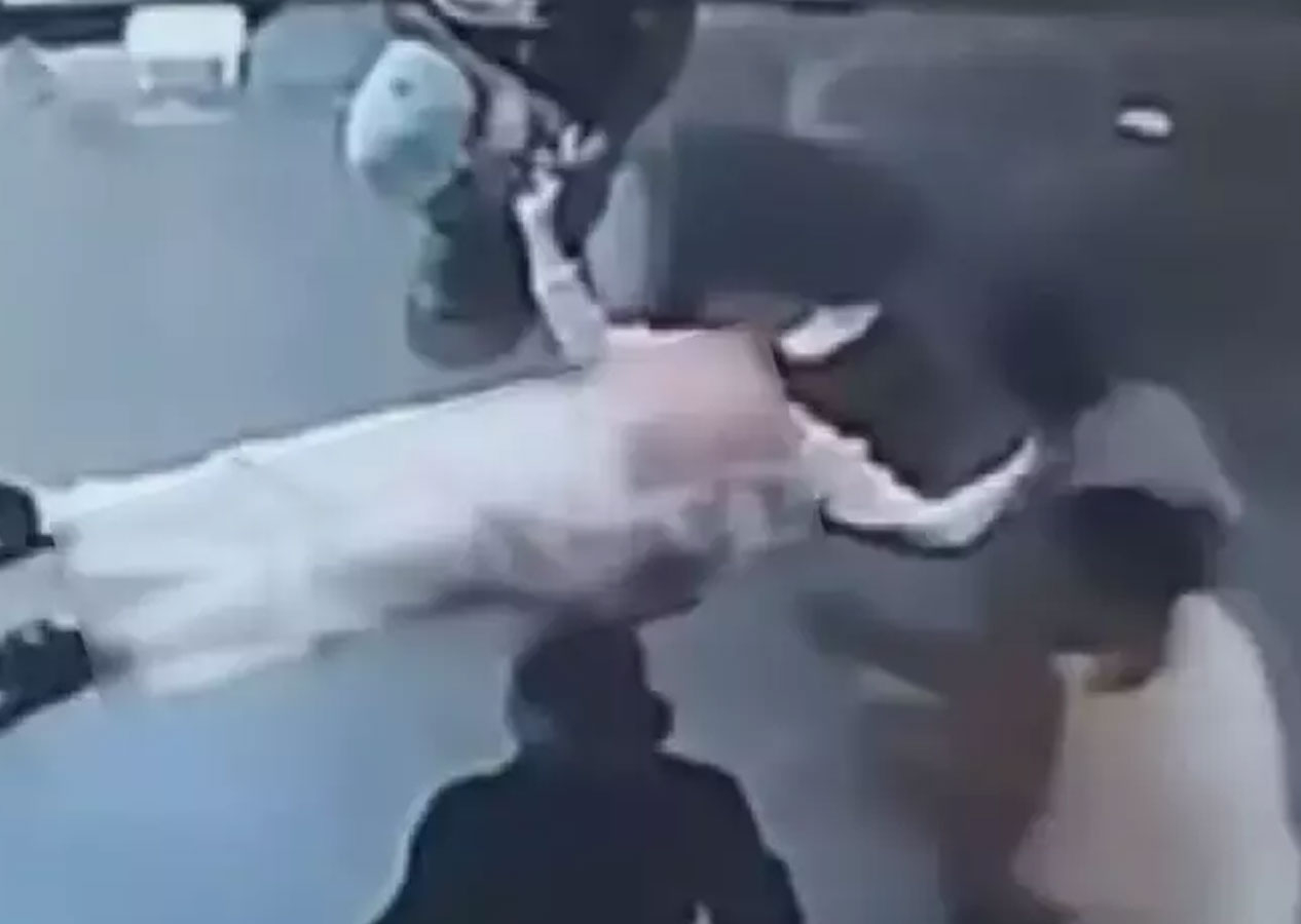 Küçükçekmece'de korkunç olay! Boşanma aşamasındaki eşini sokak ortasında bıçakladı