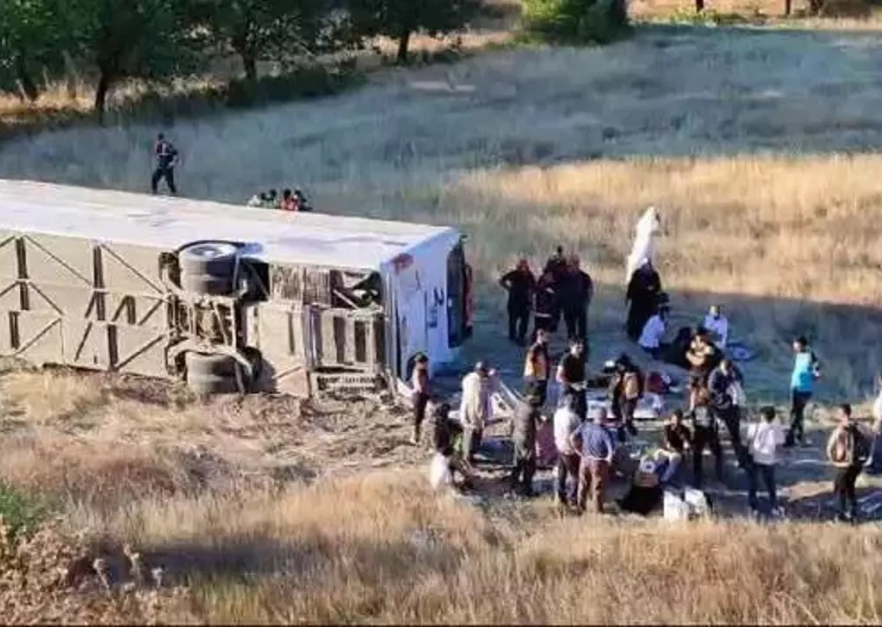 Malatya'da yolcu otobüsü şarampole yuvarlandı! Çok sayıda yaralı var...
