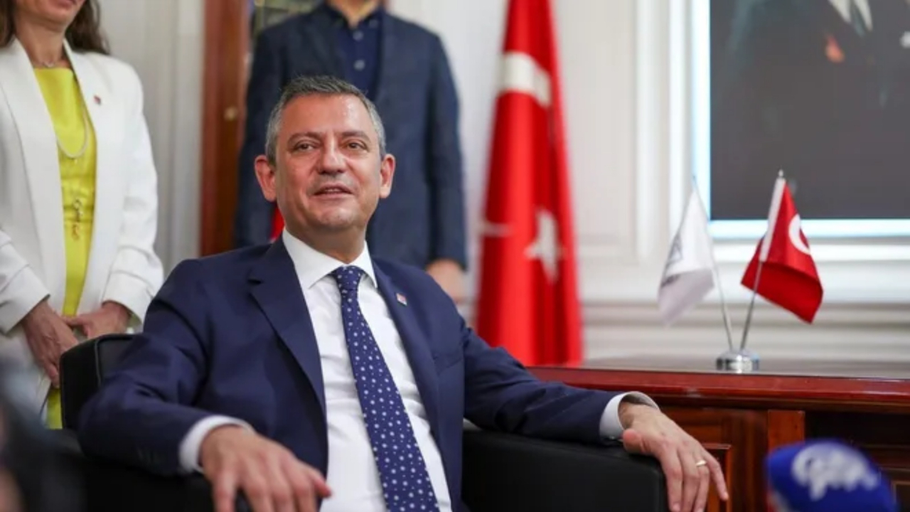 Özgür Özel'in ayağı kırıldı!