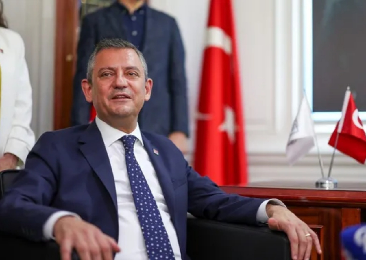 Özgür Özel'in ayağı kırıldı!
