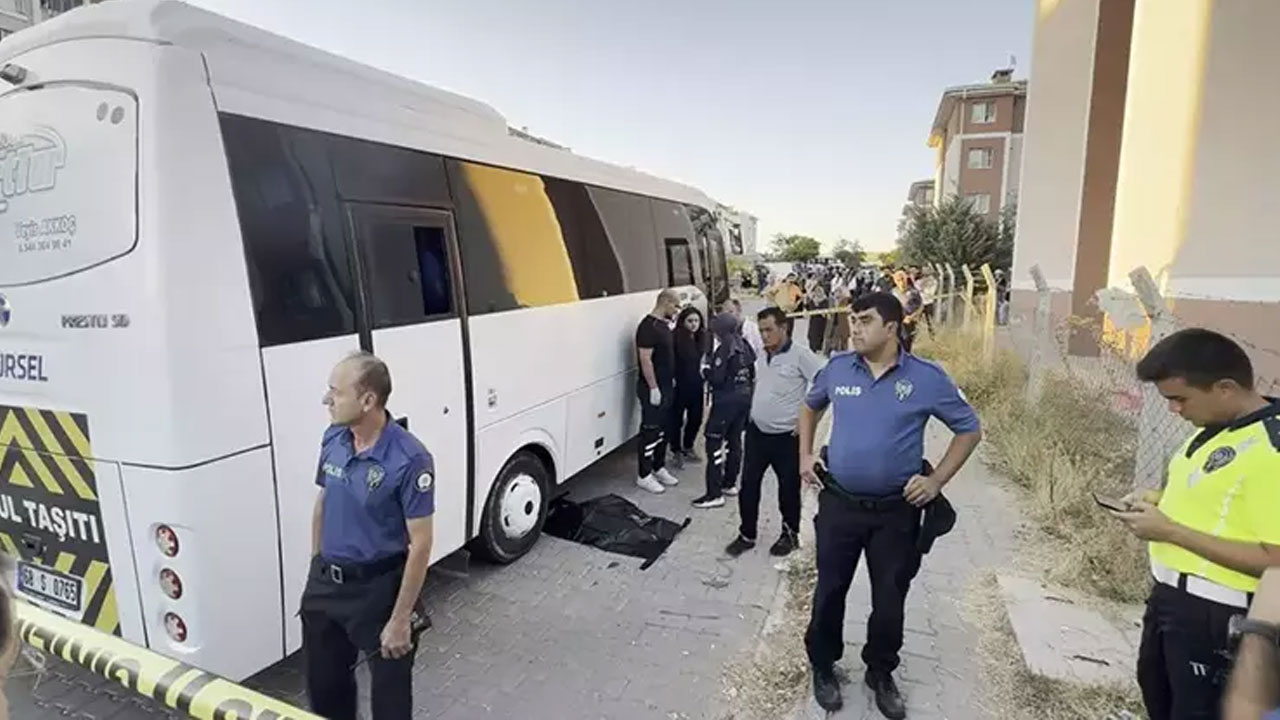 Aksaray'da korkunç kaza! Anneanne ve 2 yaşındaki torunu servis minibüsünün altında kaldı