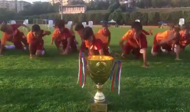 Minik aslanlardan Gomis'e sürpriz/Video...
