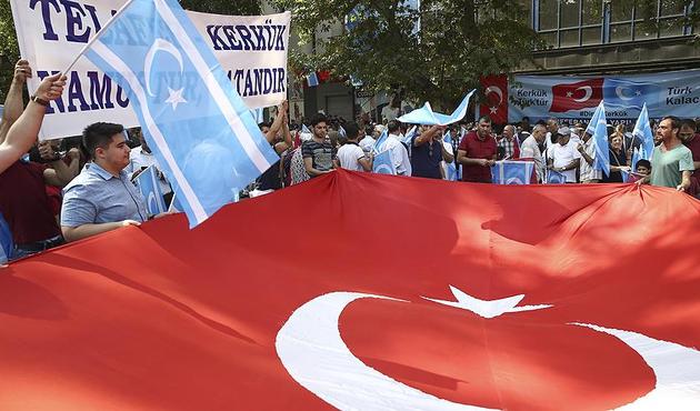 Barzani'nin referandum kararı protesto edildi