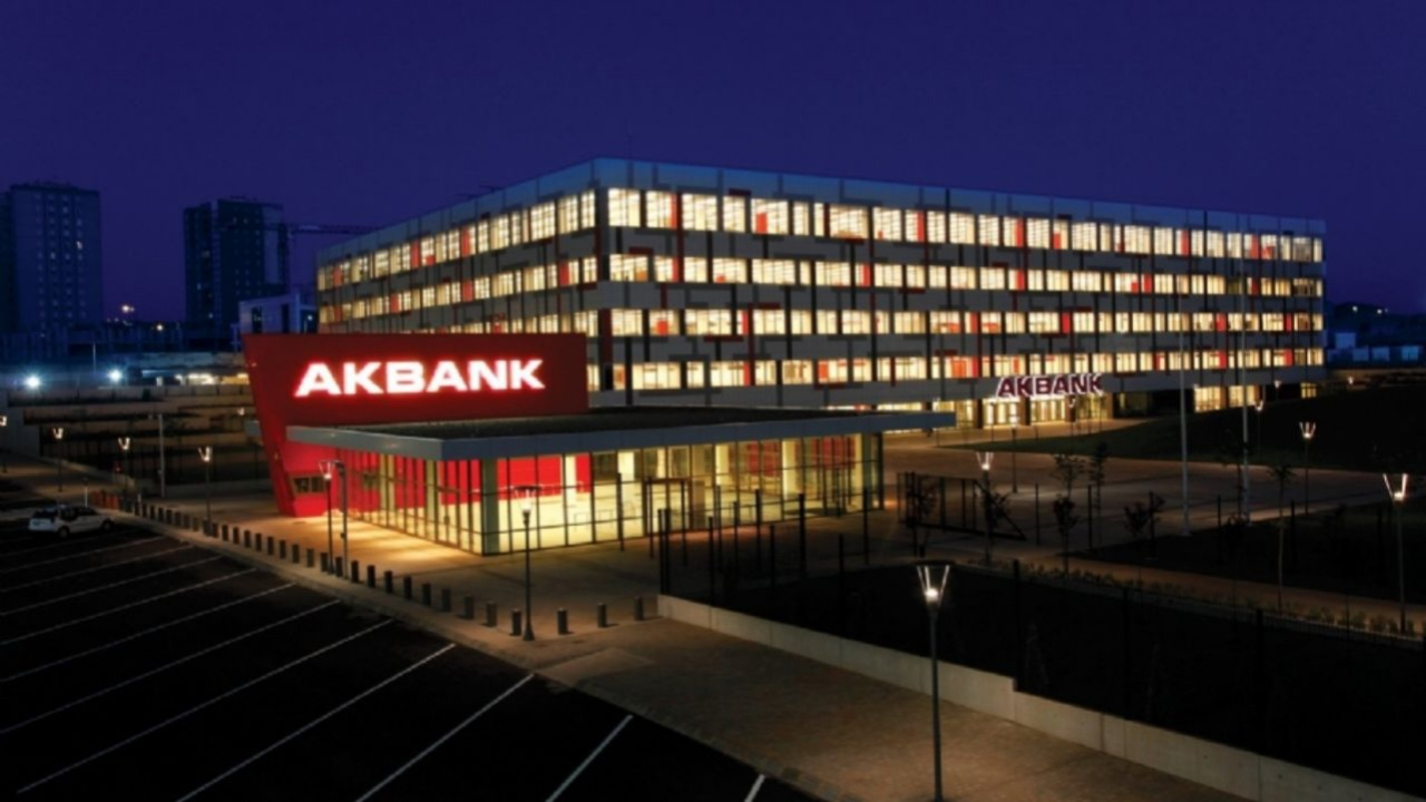Akbank’ta parası olanlar dikkat! Mevduat sahiplerinin hesaplarından bilgileri dışında usulsüz krediler çekiliyor