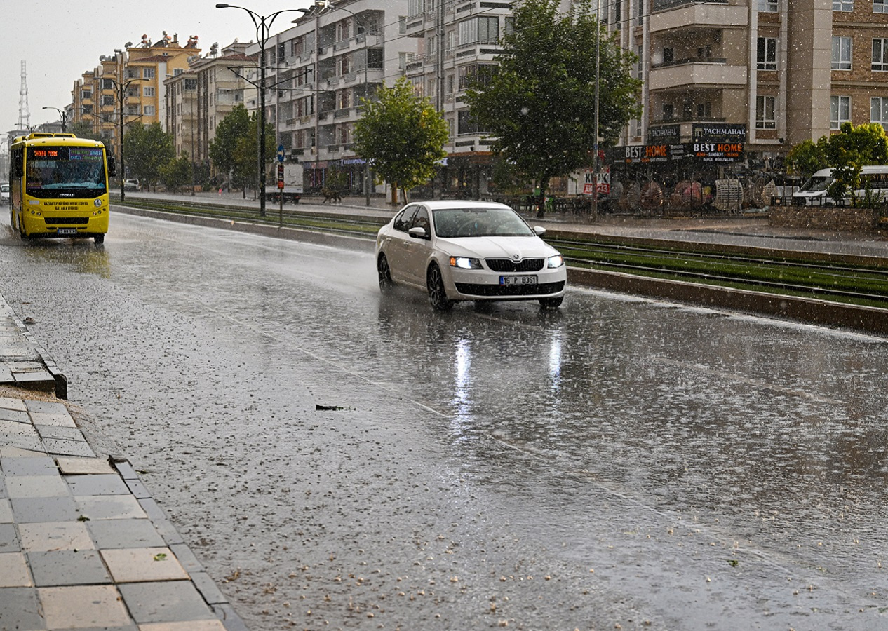 Kavurucu sıcaklar kentte yaşayanları bunaltmıştı! Kent yağışa teslim oldu...