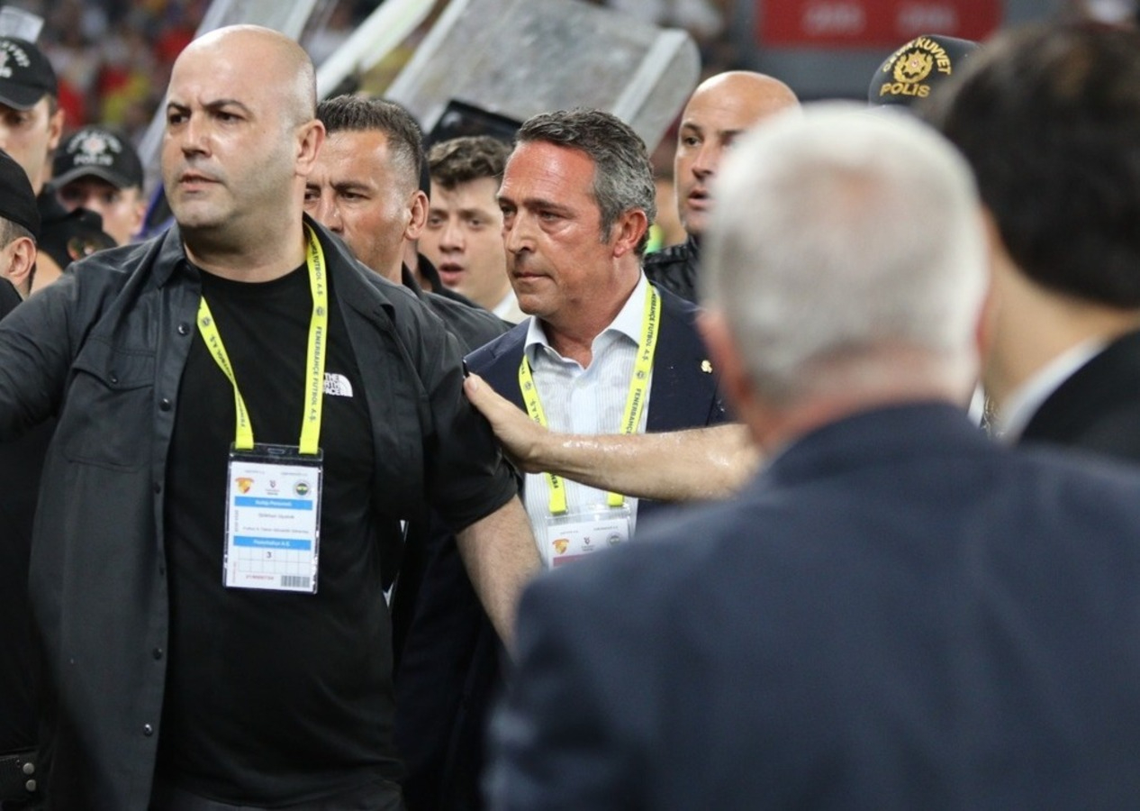 İzmir'de arbede: Ali Koç yere düştü, taraftar sahaya girdi!