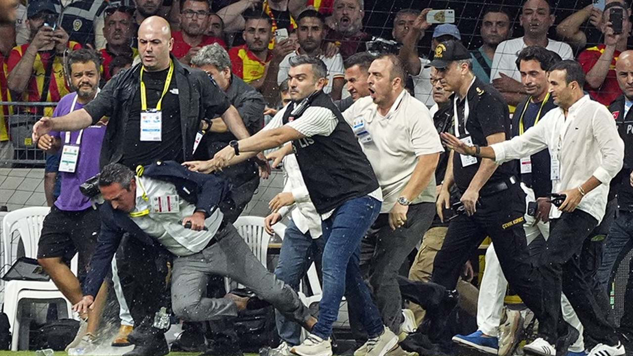 Fenerbahçe Başkanı Ali Koç'u iterek düşüren zanlıya ev hapsi cezası verildi