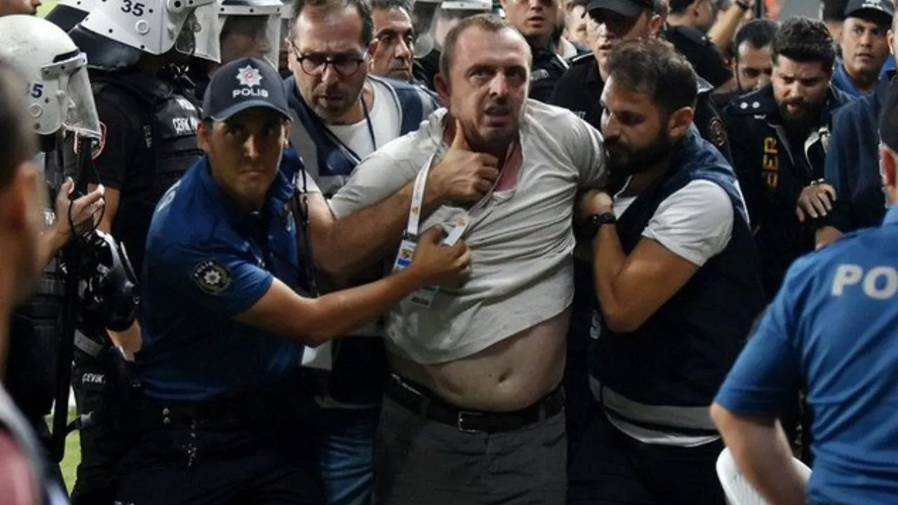 Ali Koç'u saha içinde iterek yere düşüren Göztepeli şahsın 10 adet suç kaydı olduğu ortaya çıktı