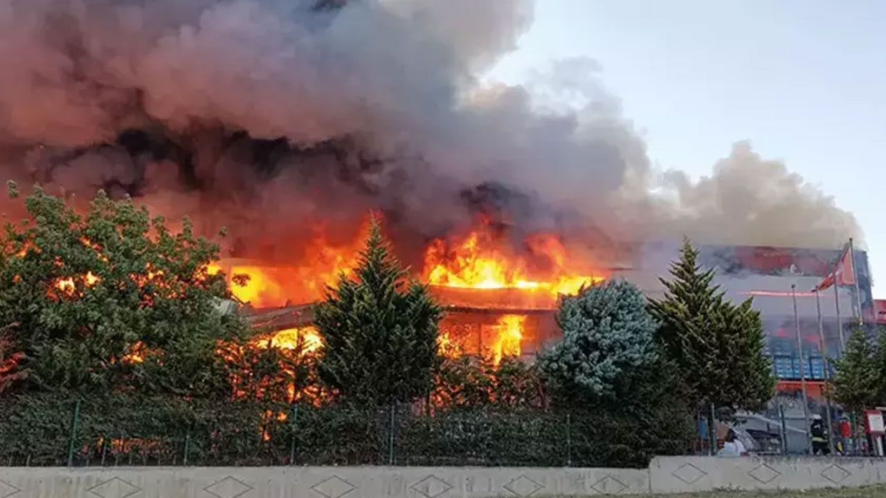 Tekirdağ'da fabrikada korkutan yangın! Ekipler harekete geçti!
