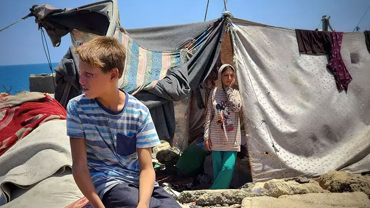 İmkansızlıklar Gazzelileri ilkel zamanlara götürdü! İşte yürek dağlayan görüntüler!