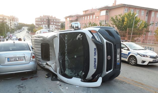 Ankara'da öğrenci servisi devrildi...