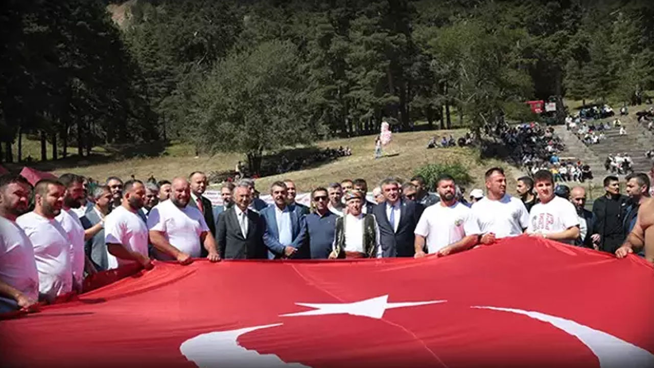 Bolu'da yağlı güreş programı gerçekleştirildi! Bakan Tekin de katıldı