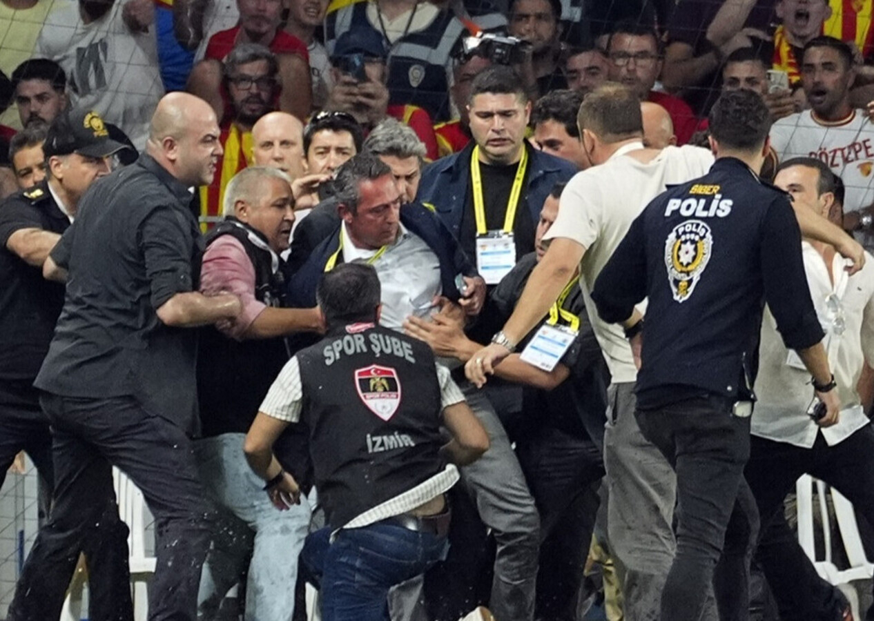 FenerbahFenerbahçe'den olaylı Göztepe maçı için açıklama: 54 kişi hakkında suç duyurusunda bulunulmuştur!