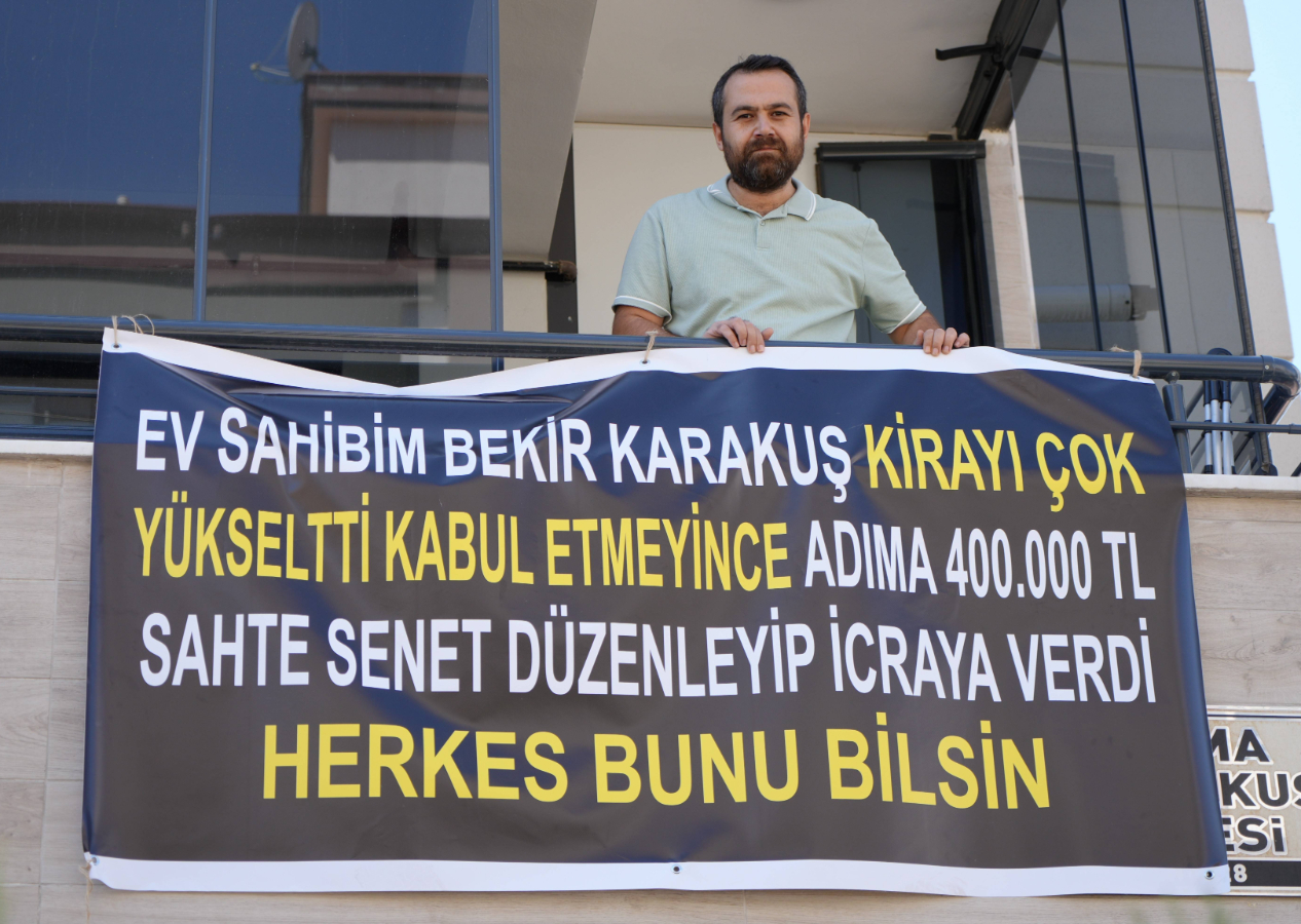 Ev sahibinden kiracısına akılalmaz kumpas! İsyan etti balkonuna pankart astı