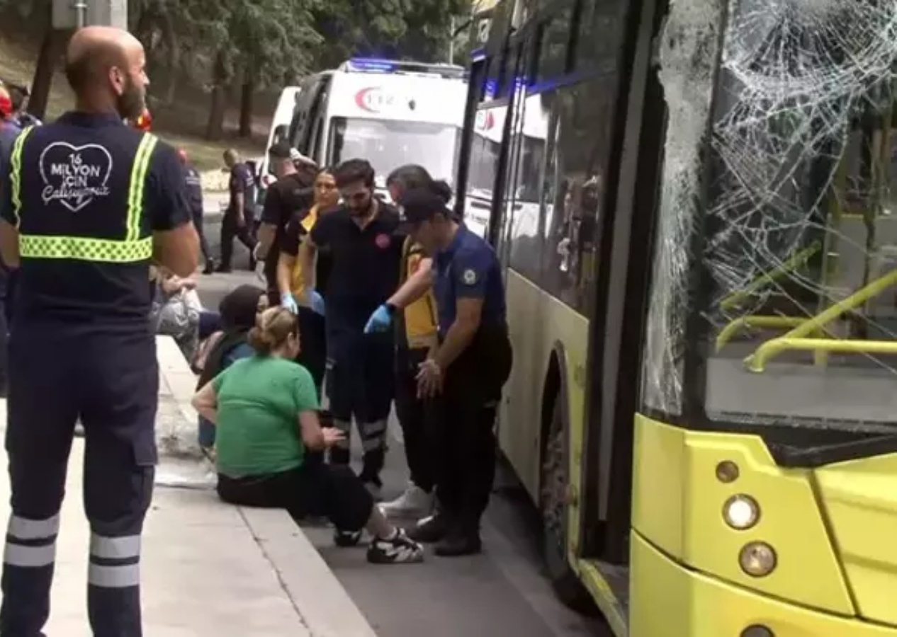 Bakırköy'deki sabıkalı üst geçitte korkunç bir kaza daha! TIR, otobüsün üzerine devrildi...