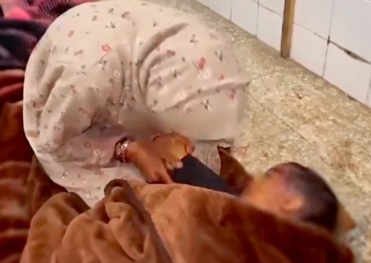Yok böyle bir acı: Filistinli anne İsrail saldırısında ölen çocuğuna ninni ile veda etti!