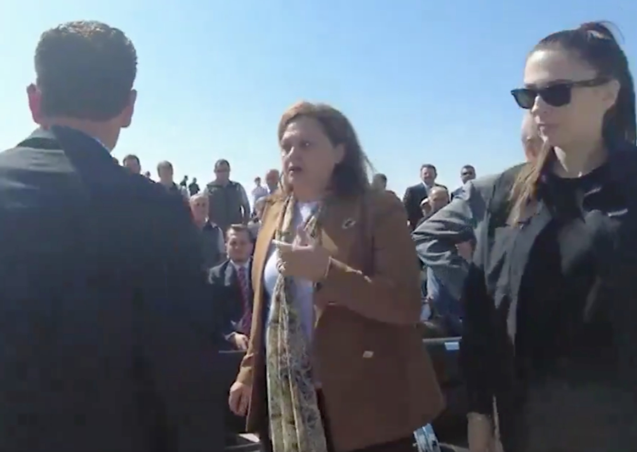 Zafer Bayramı programında protokol krizi! Burcu Köksal plastik sandalyeye oturtulmak istenince olay çıkardı