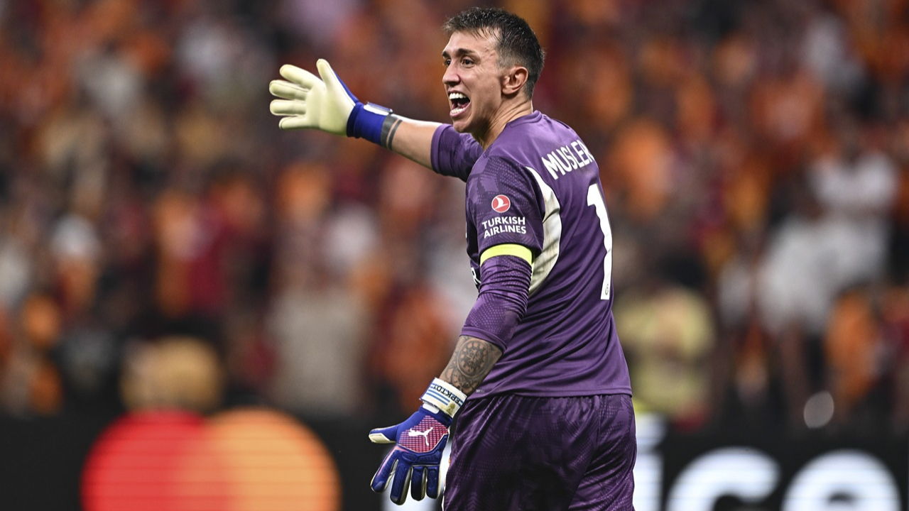 Kırmızı kart gördü! Fernando Muslera'dan rakibi Alan Virginius'a tekme! Nedenini Galatasaraylı yönetici açıkladı