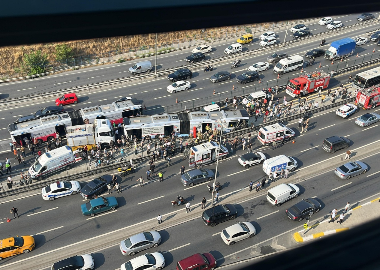 Küçükçekmece'de metrobüs kaza yaptı! Bir kişi hayatını kaybetti, 38 yaralı var! Şoförler gözaltına alındı...
