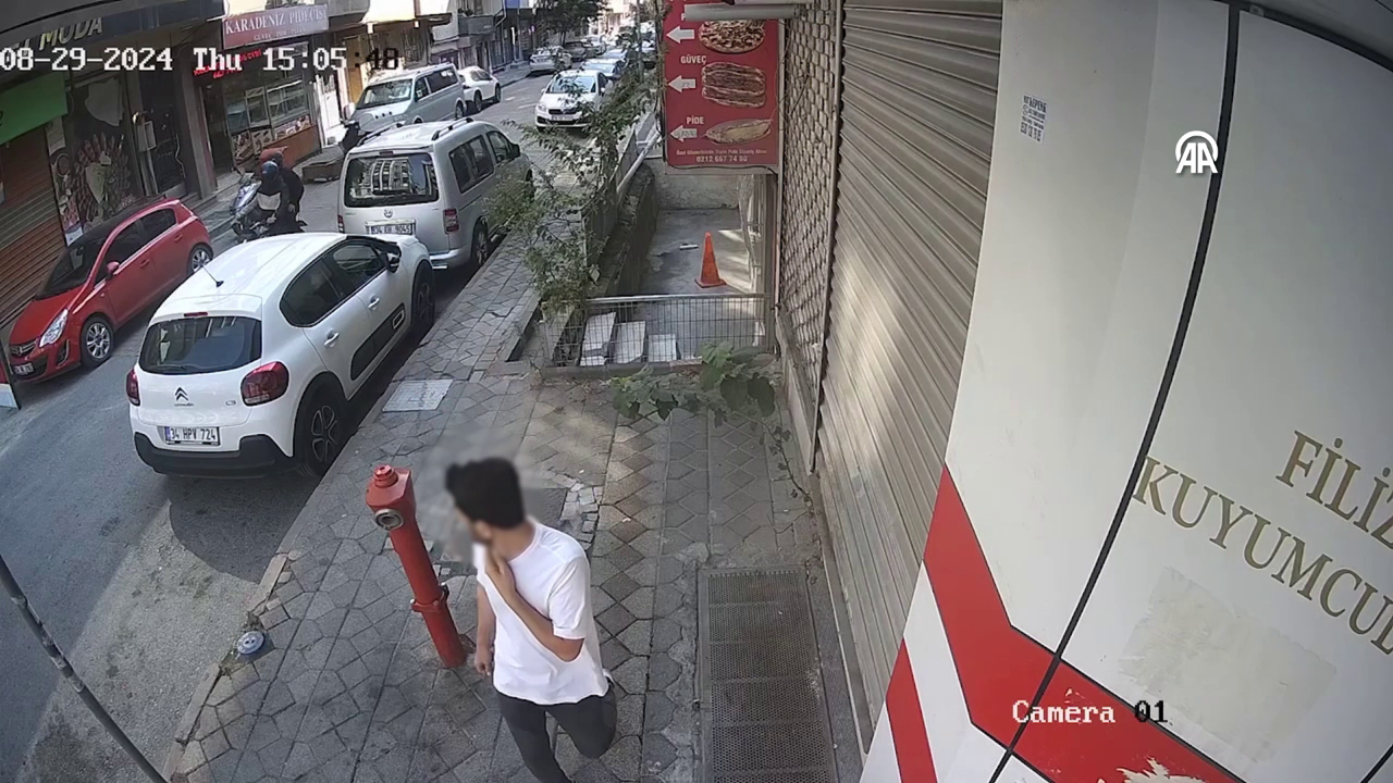 Sultangazi'de kaldırımda yürüyen kişinin silahla vurulması kamerada
