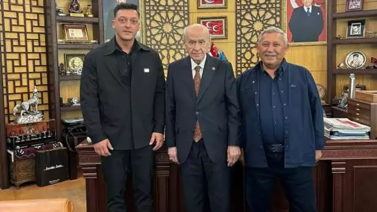 Mesut Özil, MHP Genel Başkanı Devlet Bahçeli'yi ziyaret etti!
