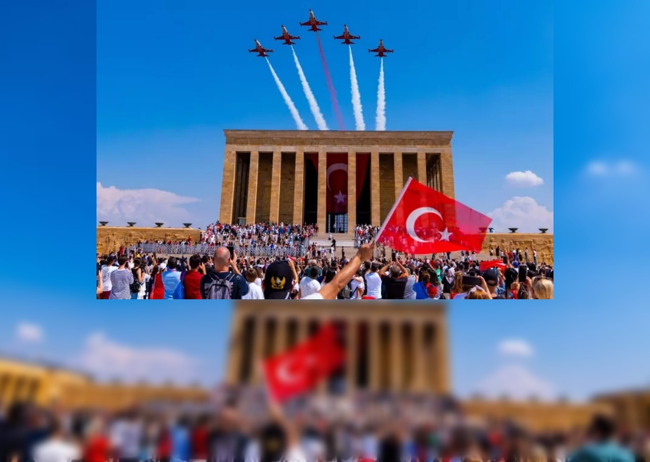 Türk Yıldızları'ndan Büyük Zafer'e özel Anıtkabir saygı uçuşu! İşte mest eden kareler...