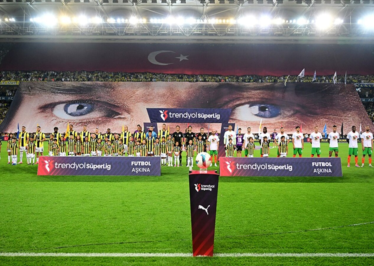Fenerbahçeli taraftarlardan 30 Ağustos'a özel koreografi!