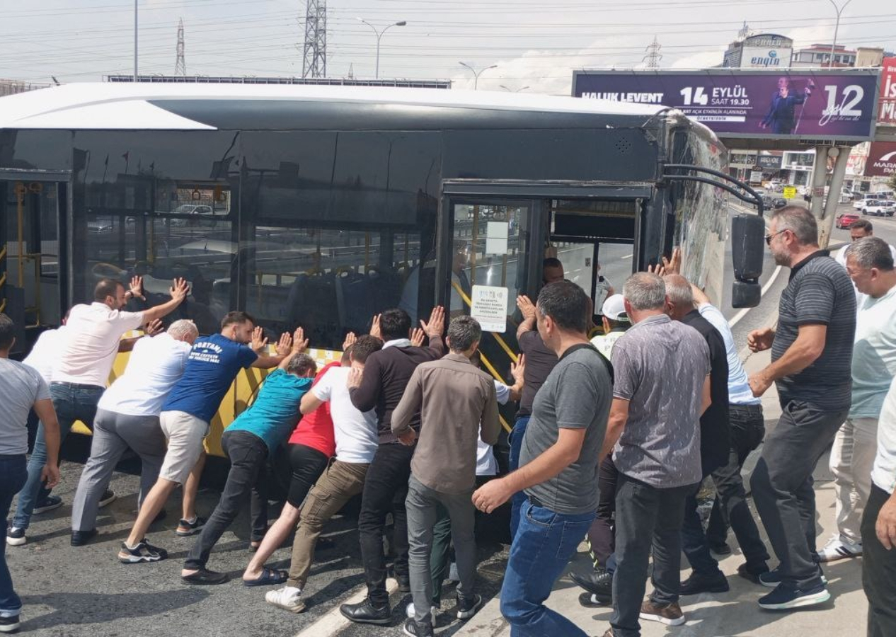 Direksiyon hakimiyetini kaybeden İETT şoförü E5'in ortasında kaza yaptı