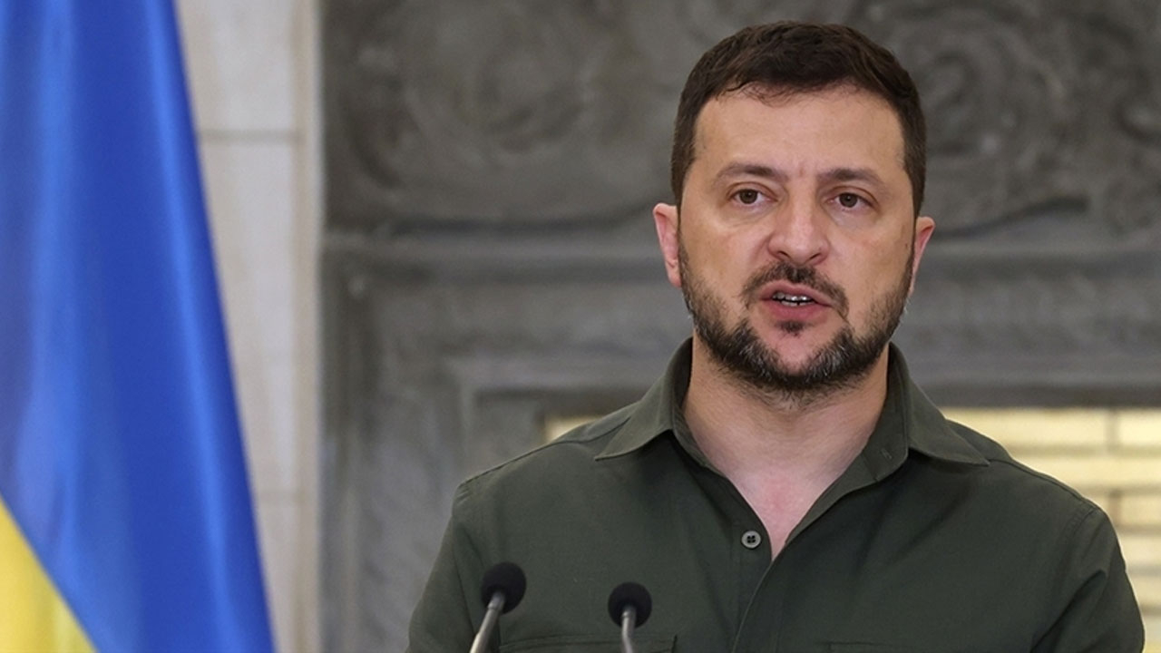 Zelenskiy'den dikkat çeken karar! Savaşın ortasında görevden aldı