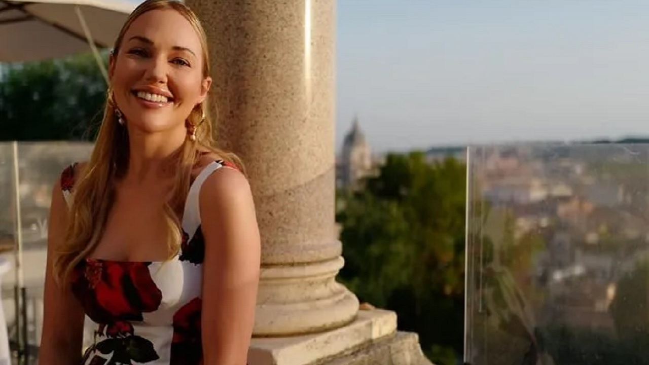 Meryem Uzerli Çırağan Sarayı'ndan bornozlu pozlarını yayınladı! O karelere yorum yağdı...