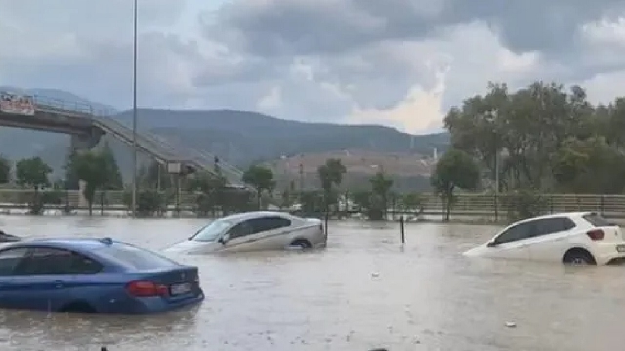 Karabük'te sağanak hayatı felç etti